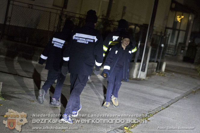 20231104_Nachtwanderung der Feuerwehrjugend des Bezirkes Baden, diesmal in Baden