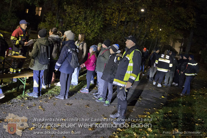 20231104_Nachtwanderung der Feuerwehrjugend des Bezirkes Baden, diesmal in Baden