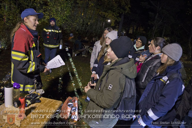 20231104_Nachtwanderung der Feuerwehrjugend des Bezirkes Baden, diesmal in Baden