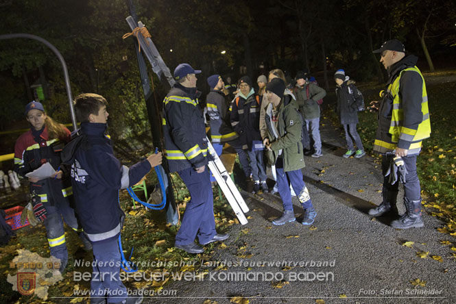 20231104_Nachtwanderung der Feuerwehrjugend des Bezirkes Baden, diesmal in Baden