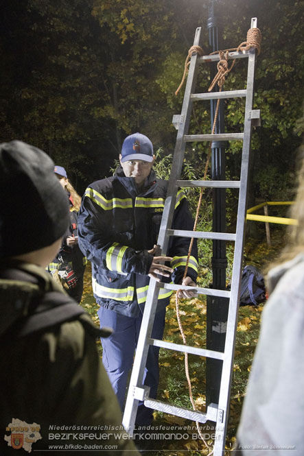 20231104_Nachtwanderung der Feuerwehrjugend des Bezirkes Baden, diesmal in Baden