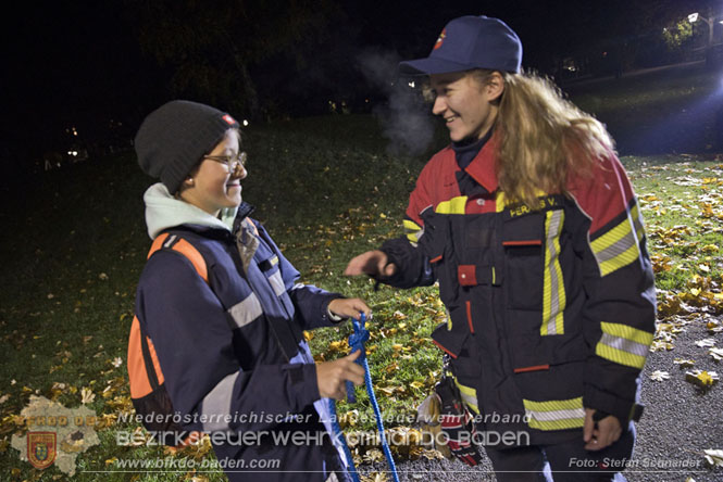 20231104_Nachtwanderung der Feuerwehrjugend des Bezirkes Baden, diesmal in Baden