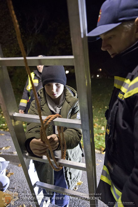 20231104_Nachtwanderung der Feuerwehrjugend des Bezirkes Baden, diesmal in Baden