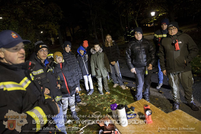 20231104_Nachtwanderung der Feuerwehrjugend des Bezirkes Baden, diesmal in Baden