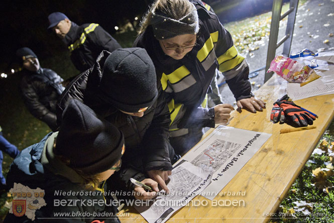 20231104_Nachtwanderung der Feuerwehrjugend des Bezirkes Baden, diesmal in Baden