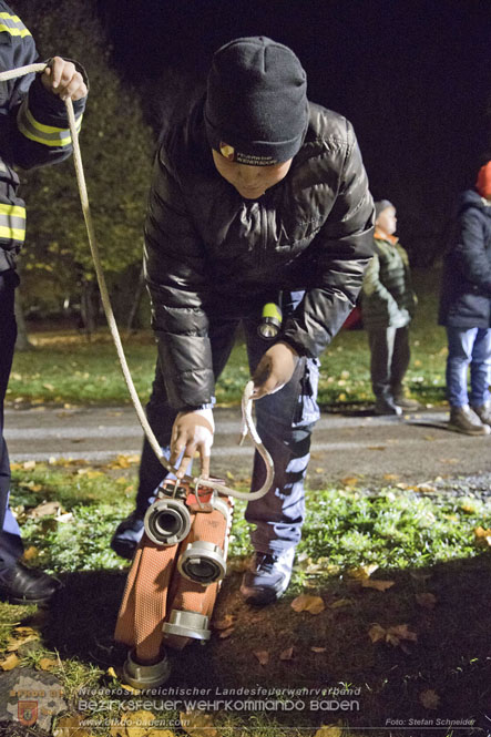 20231104_Nachtwanderung der Feuerwehrjugend des Bezirkes Baden, diesmal in Baden