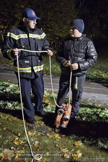 20231104_Nachtwanderung der Feuerwehrjugend des Bezirkes Baden, diesmal in Baden