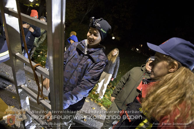 20231104_Nachtwanderung der Feuerwehrjugend des Bezirkes Baden, diesmal in Baden