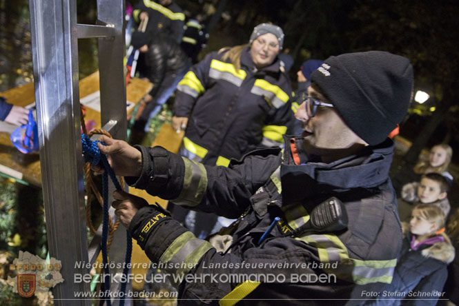 20231104_Nachtwanderung der Feuerwehrjugend des Bezirkes Baden, diesmal in Baden