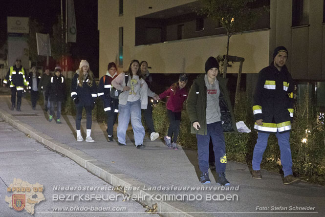 20231104_Nachtwanderung der Feuerwehrjugend des Bezirkes Baden, diesmal in Baden