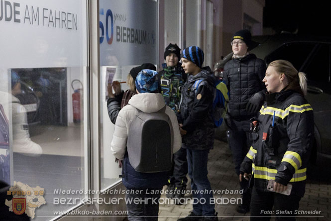 20231104_Nachtwanderung der Feuerwehrjugend des Bezirkes Baden, diesmal in Baden