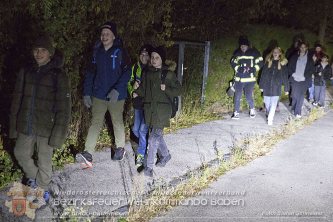 20231104_Nachtwanderung der Feuerwehrjugend des Bezirkes Baden, diesmal in Baden