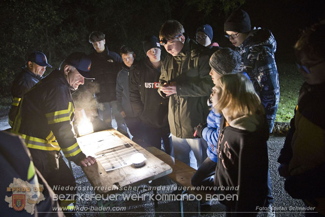 20231104_Nachtwanderung der Feuerwehrjugend des Bezirkes Baden, diesmal in Baden