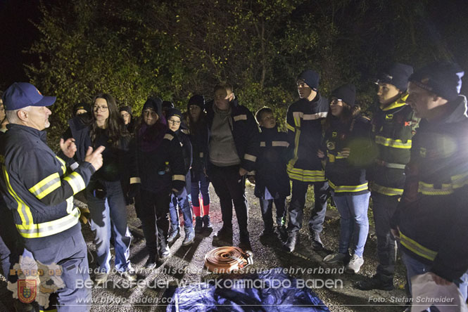 20231104_Nachtwanderung der Feuerwehrjugend des Bezirkes Baden, diesmal in Baden