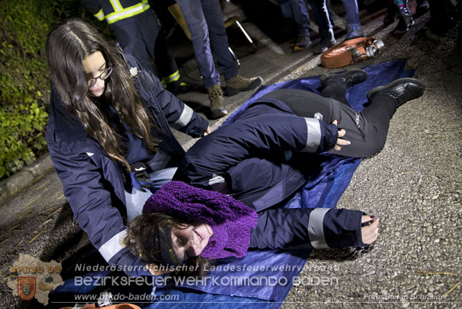 20231104_Nachtwanderung der Feuerwehrjugend des Bezirkes Baden, diesmal in Baden