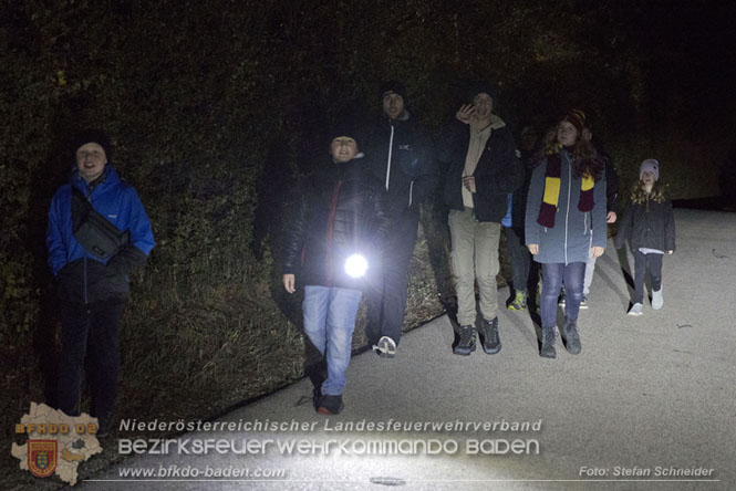 20231104_Nachtwanderung der Feuerwehrjugend des Bezirkes Baden, diesmal in Baden