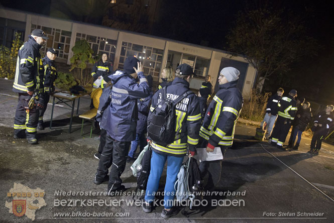 20231104_Nachtwanderung der Feuerwehrjugend des Bezirkes Baden, diesmal in Baden