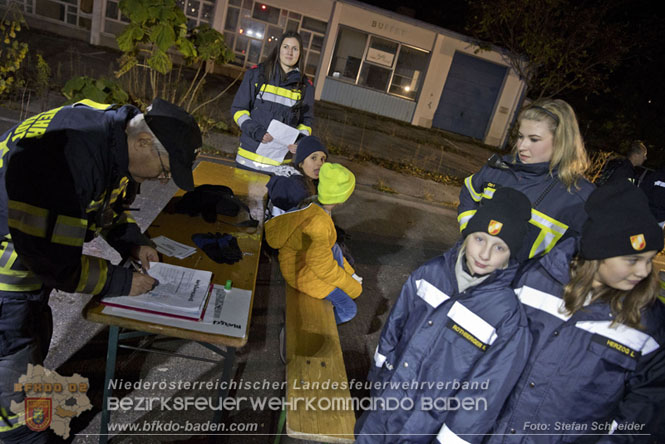 20231104_Nachtwanderung der Feuerwehrjugend des Bezirkes Baden, diesmal in Baden