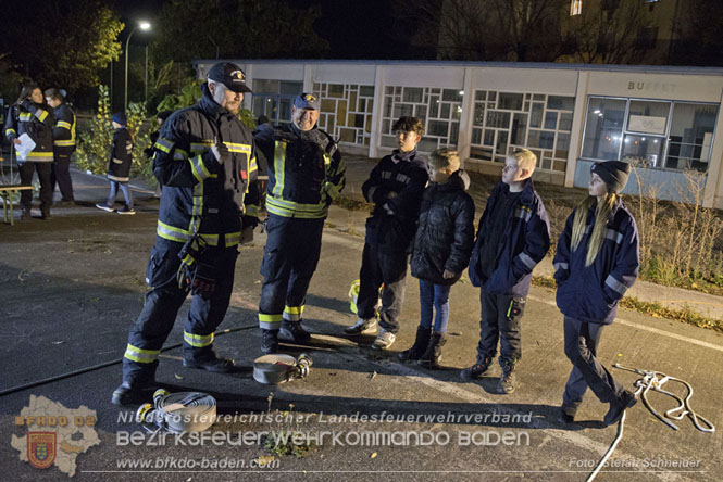 20231104_Nachtwanderung der Feuerwehrjugend des Bezirkes Baden, diesmal in Baden