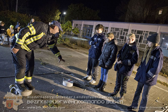 20231104_Nachtwanderung der Feuerwehrjugend des Bezirkes Baden, diesmal in Baden