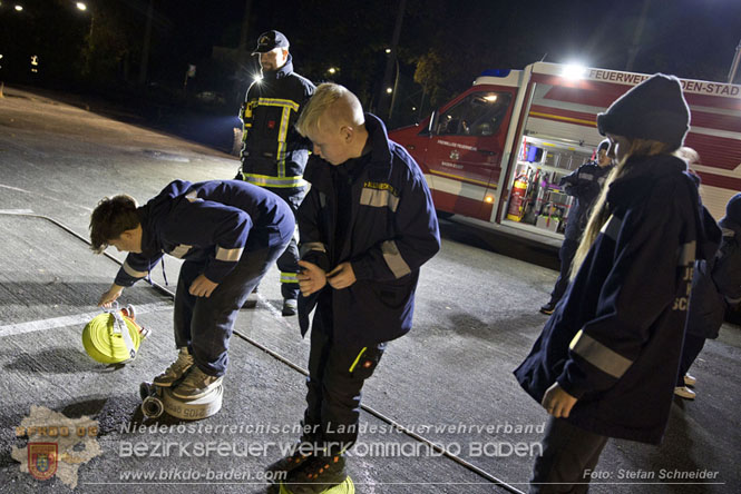 20231104_Nachtwanderung der Feuerwehrjugend des Bezirkes Baden, diesmal in Baden