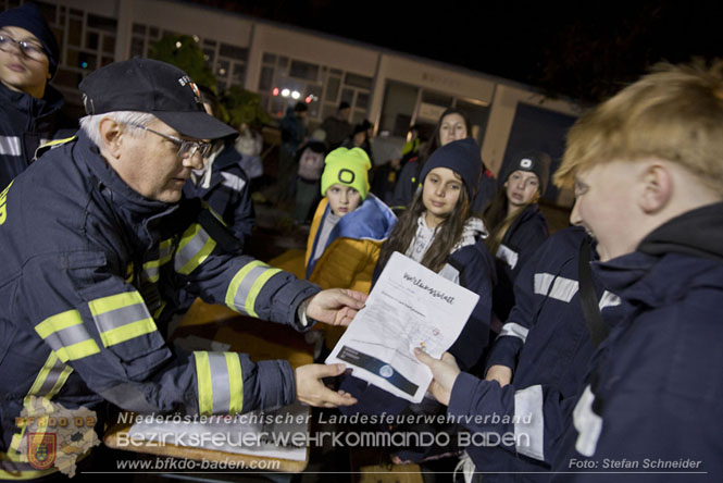 20231104_Nachtwanderung der Feuerwehrjugend des Bezirkes Baden, diesmal in Baden