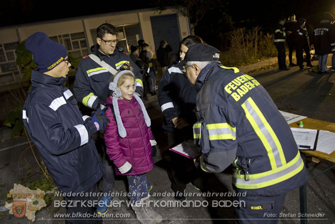 20231104_Nachtwanderung der Feuerwehrjugend des Bezirkes Baden, diesmal in Baden