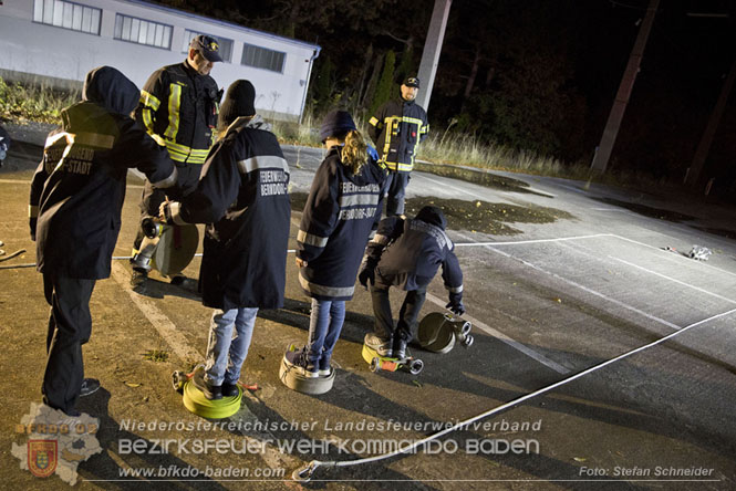 20231104_Nachtwanderung der Feuerwehrjugend des Bezirkes Baden, diesmal in Baden