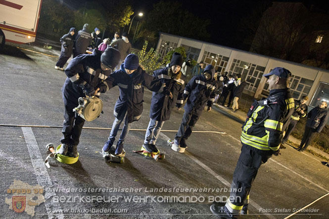 20231104_Nachtwanderung der Feuerwehrjugend des Bezirkes Baden, diesmal in Baden