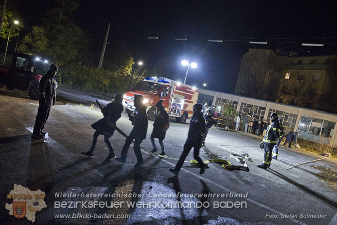 20231104_Nachtwanderung der Feuerwehrjugend des Bezirkes Baden, diesmal in Baden