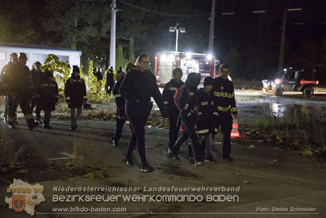 20231104_Nachtwanderung der Feuerwehrjugend des Bezirkes Baden, diesmal in Baden