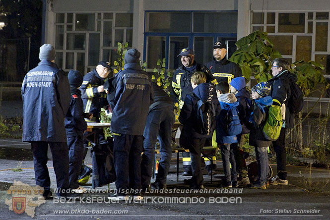 20231104_Nachtwanderung der Feuerwehrjugend des Bezirkes Baden, diesmal in Baden