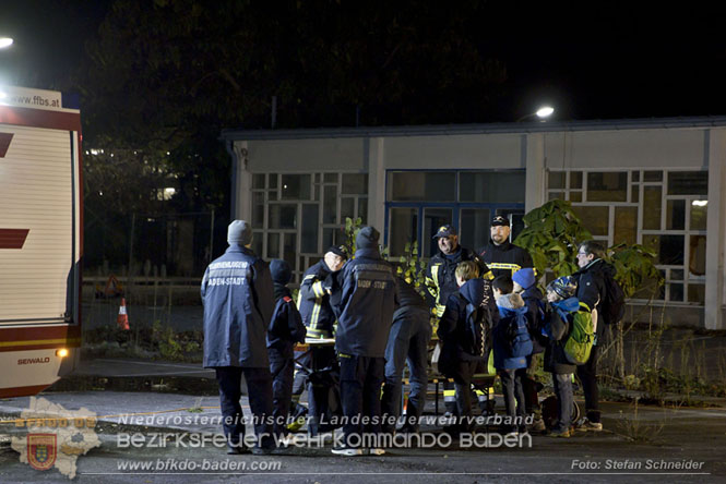 20231104_Nachtwanderung der Feuerwehrjugend des Bezirkes Baden, diesmal in Baden