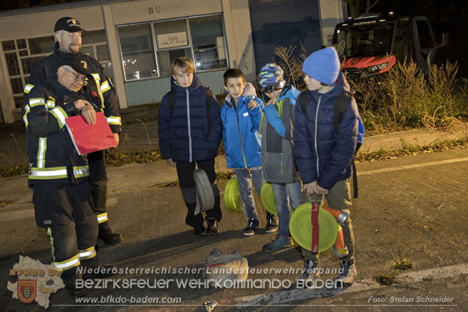 20231104_Nachtwanderung der Feuerwehrjugend des Bezirkes Baden, diesmal in Baden