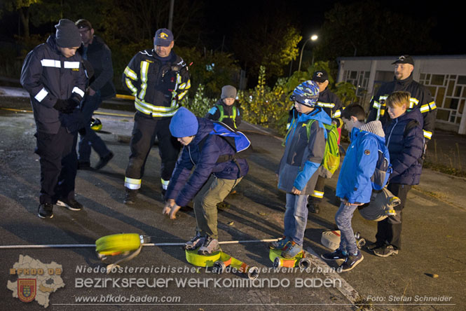 20231104_Nachtwanderung der Feuerwehrjugend des Bezirkes Baden, diesmal in Baden