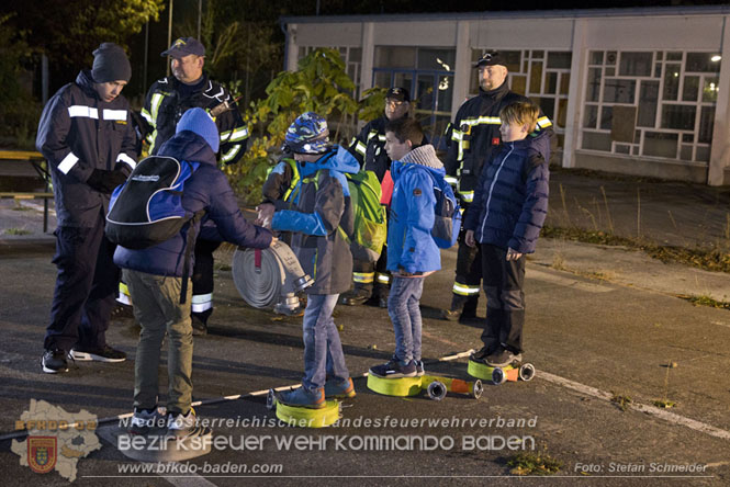 20231104_Nachtwanderung der Feuerwehrjugend des Bezirkes Baden, diesmal in Baden