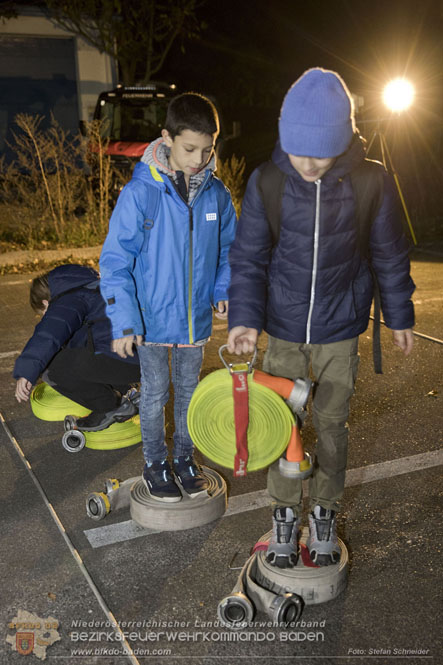 20231104_Nachtwanderung der Feuerwehrjugend des Bezirkes Baden, diesmal in Baden