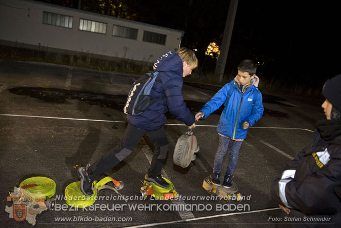 20231104_Nachtwanderung der Feuerwehrjugend des Bezirkes Baden, diesmal in Baden