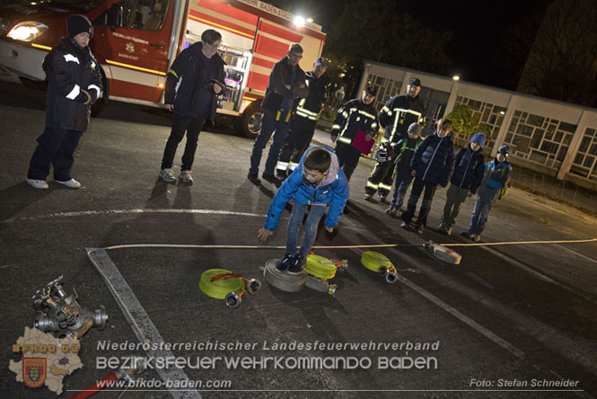 20231104_Nachtwanderung der Feuerwehrjugend des Bezirkes Baden, diesmal in Baden