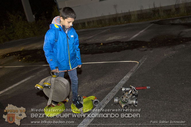 20231104_Nachtwanderung der Feuerwehrjugend des Bezirkes Baden, diesmal in Baden