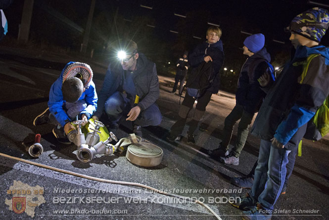 20231104_Nachtwanderung der Feuerwehrjugend des Bezirkes Baden, diesmal in Baden