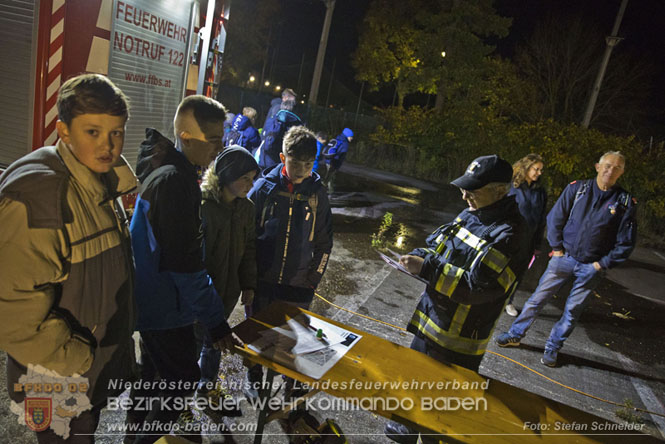 20231104_Nachtwanderung der Feuerwehrjugend des Bezirkes Baden, diesmal in Baden