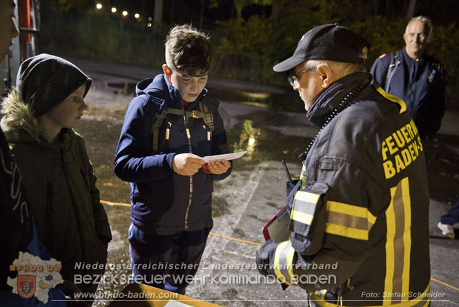 20231104_Nachtwanderung der Feuerwehrjugend des Bezirkes Baden, diesmal in Baden