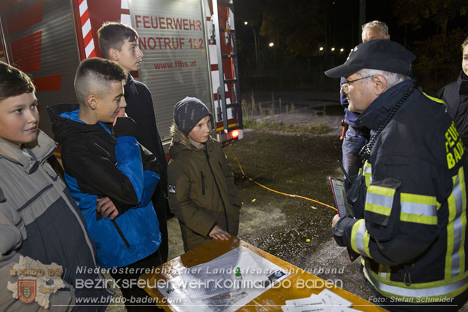 20231104_Nachtwanderung der Feuerwehrjugend des Bezirkes Baden, diesmal in Baden