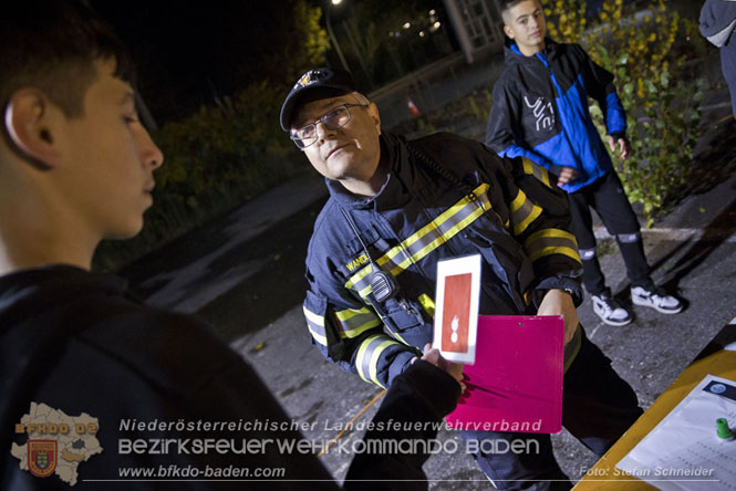 20231104_Nachtwanderung der Feuerwehrjugend des Bezirkes Baden, diesmal in Baden