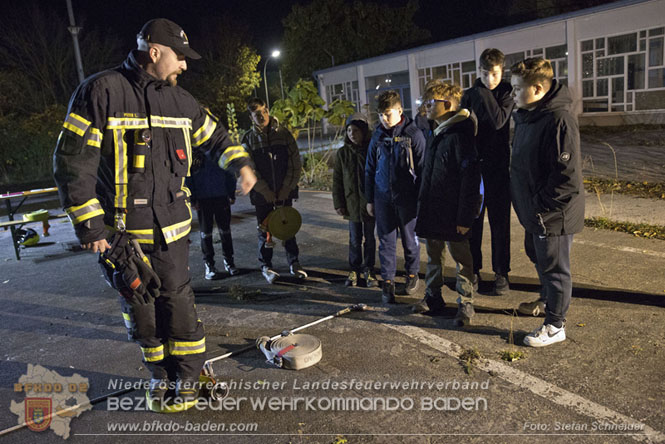 20231104_Nachtwanderung der Feuerwehrjugend des Bezirkes Baden, diesmal in Baden