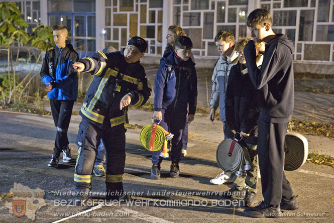 20231104_Nachtwanderung der Feuerwehrjugend des Bezirkes Baden, diesmal in Baden