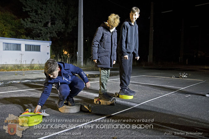 20231104_Nachtwanderung der Feuerwehrjugend des Bezirkes Baden, diesmal in Baden