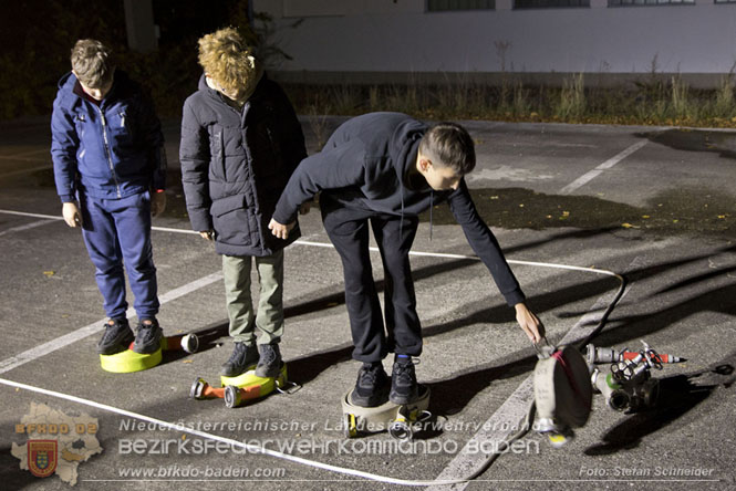 20231104_Nachtwanderung der Feuerwehrjugend des Bezirkes Baden, diesmal in Baden