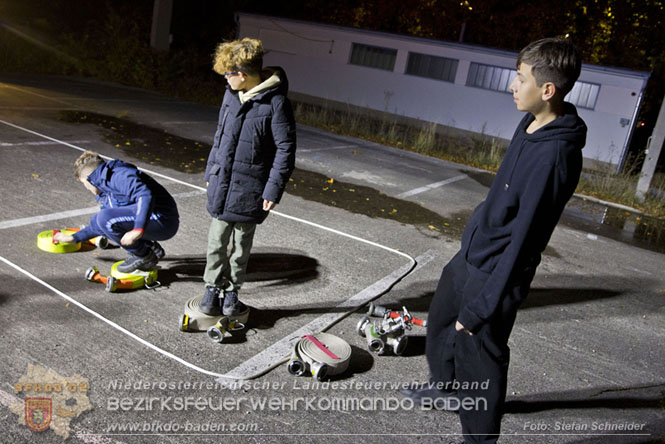 20231104_Nachtwanderung der Feuerwehrjugend des Bezirkes Baden, diesmal in Baden